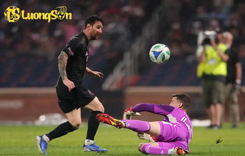 Messi ghi bàn từ một pha lốp bóng thương hiệu. (Ảnh: ESPN) Messi ghi bàn từ một pha lốp bóng thương hiệu