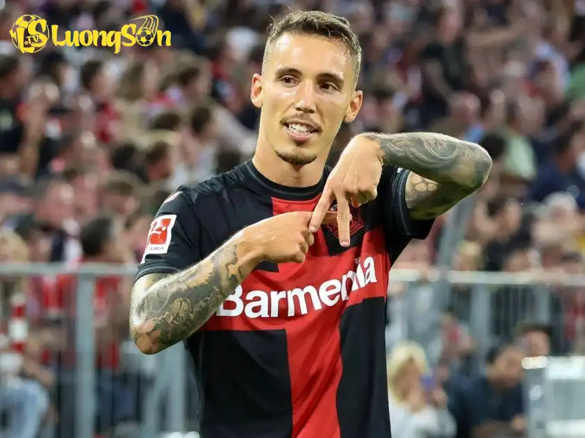 Grimaldo vừa lập cú đúp sút phạt ấn tượng vào lưới Frankfurt (Ảnh: Bundesliga) Grimaldo vừa lập cú đúp sút phạt ấn tượng vào lưới Frankfurt (Ảnh: Bundesliga)