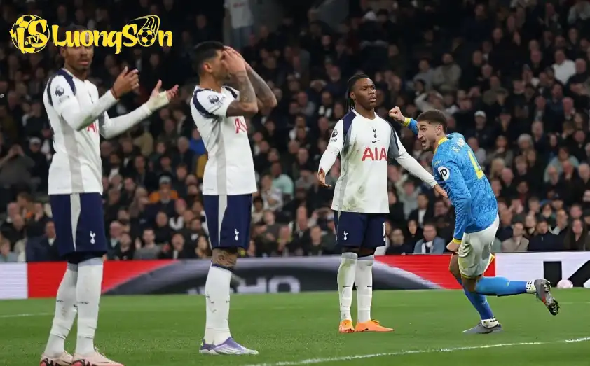 Wolves là đội vượt lên dẫn trước Wolves là đội vượt lên dẫn trước