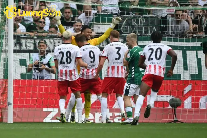 Noah Atubolu thiết lập kỷ lục mới tại Bundesliga. Ảnh: Onefootball Noah Atubolu thiết lập kỷ lục mới tại Bundesliga